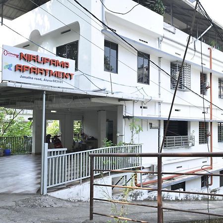 Nirupama,Hotel Aluva 700 Mtr From Aluva Railway Station Alwaye Exterior photo